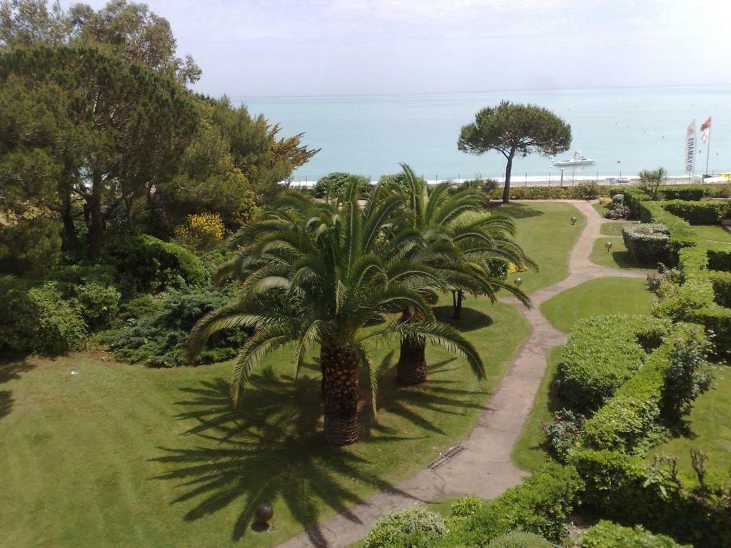 Bel Appartement Les Pieds Dans L'Eau Villeneuve-Loubet Exteriör bild